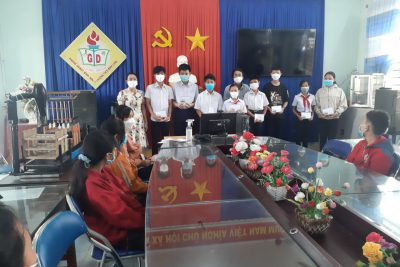 Trao tặng quà cho học sinh vượt khó học tập theo chương trình “Xuân ấm áp tết yêu thương”