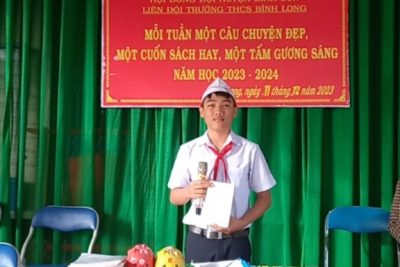 Sáng thứ hai ngày 11/12/2023 Liên đội Trường THCS Bình Long tổ chức chương trình ” Mỗi tuần một câu chuyện đẹp, một cuốn sách hay, một tấm gương sáng”